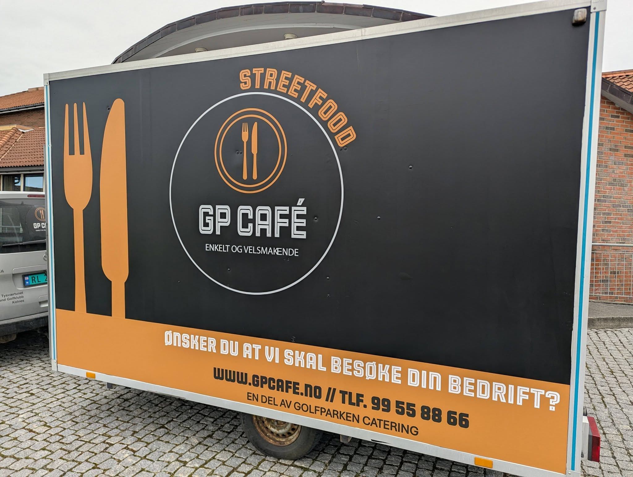 Streetfood-vognen til GP Café, i svart og oransje