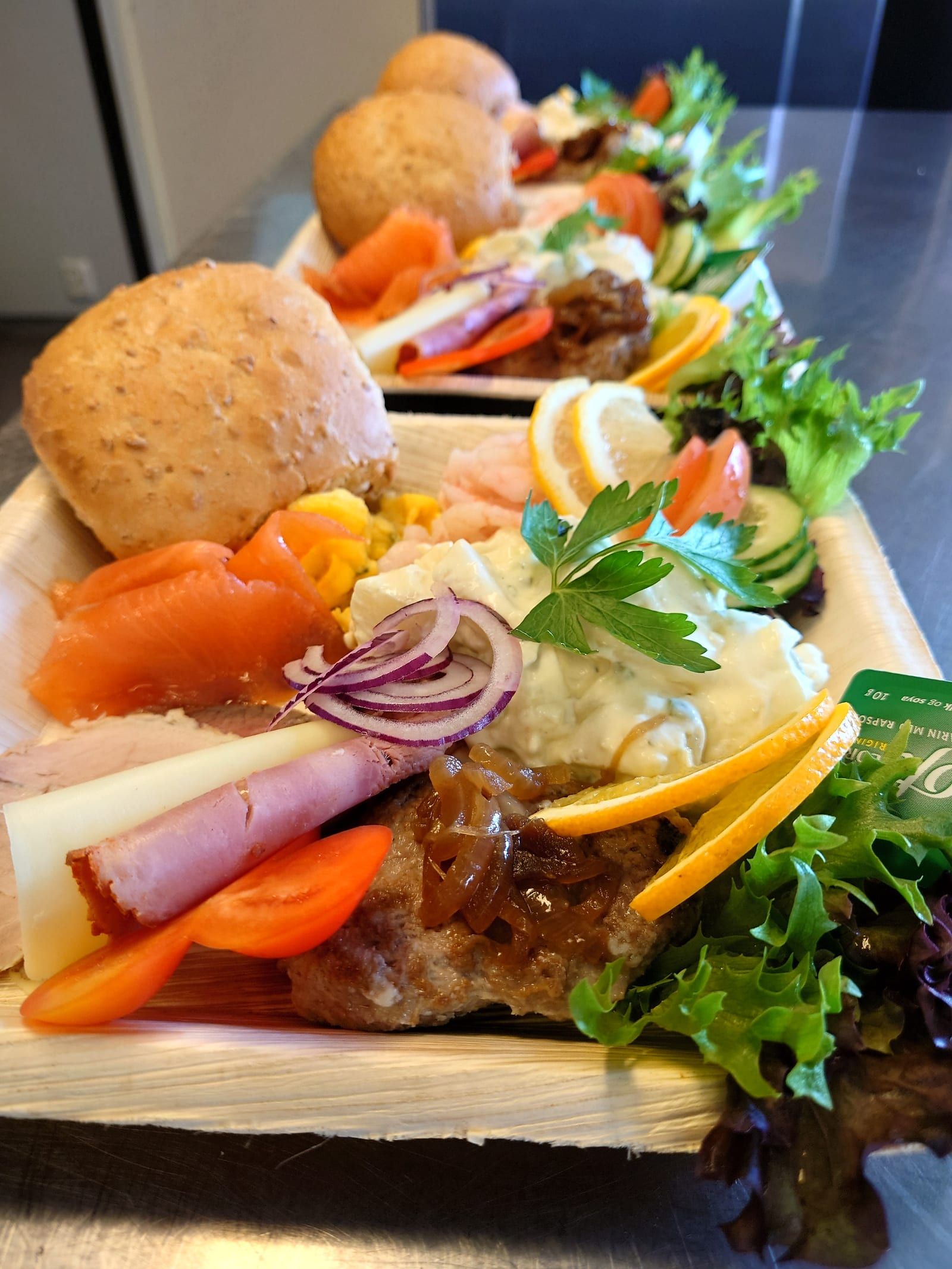 Kursmat anrettet på fat: grove rundstykker, røykelaks, reker, eggesalat, karbonade og salat