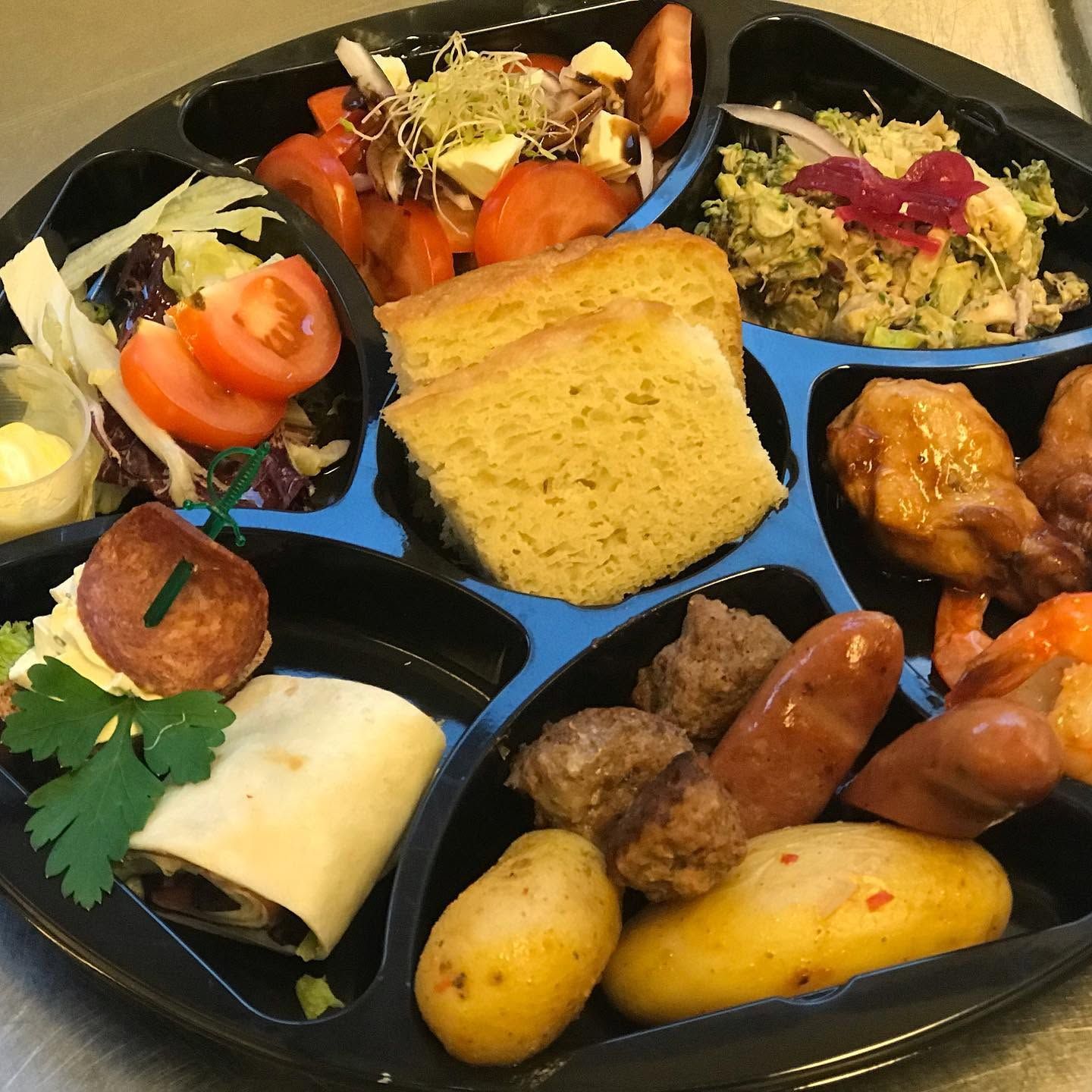 Porsjonsboks med varmretter, salat og brød