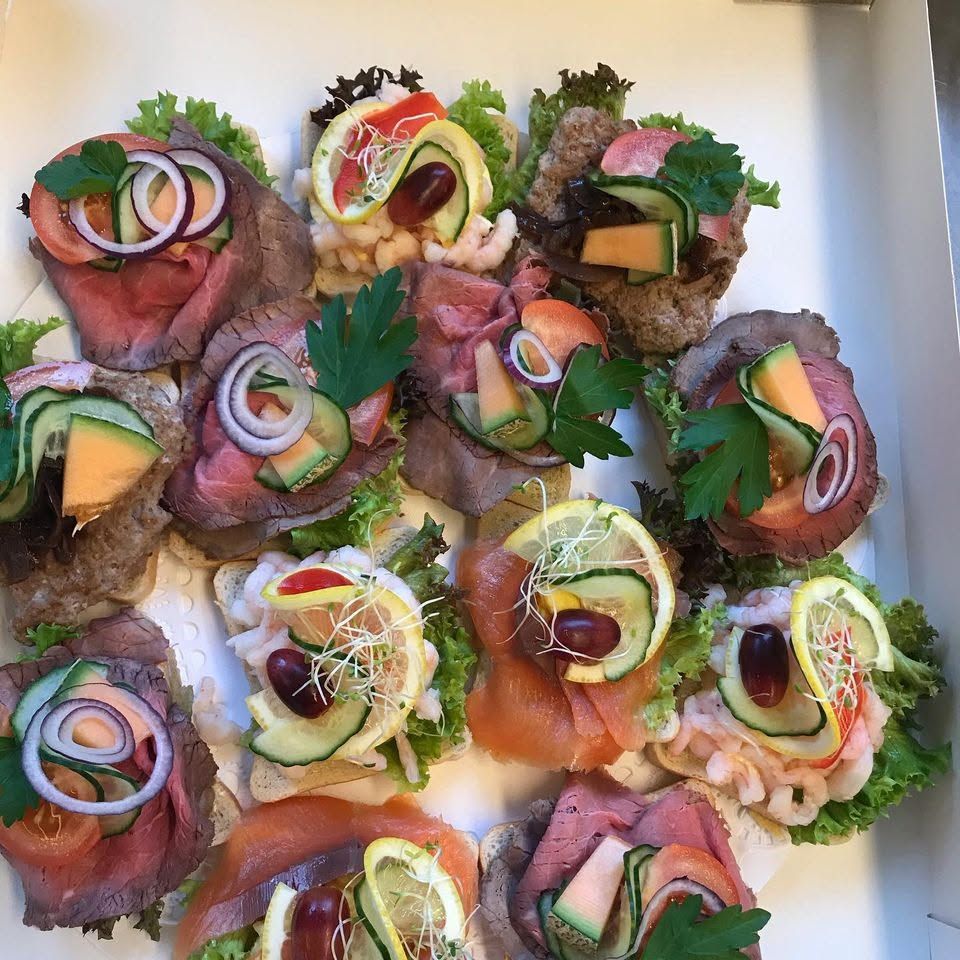 Fat med snitter med roastbiff, reker og røykelaks