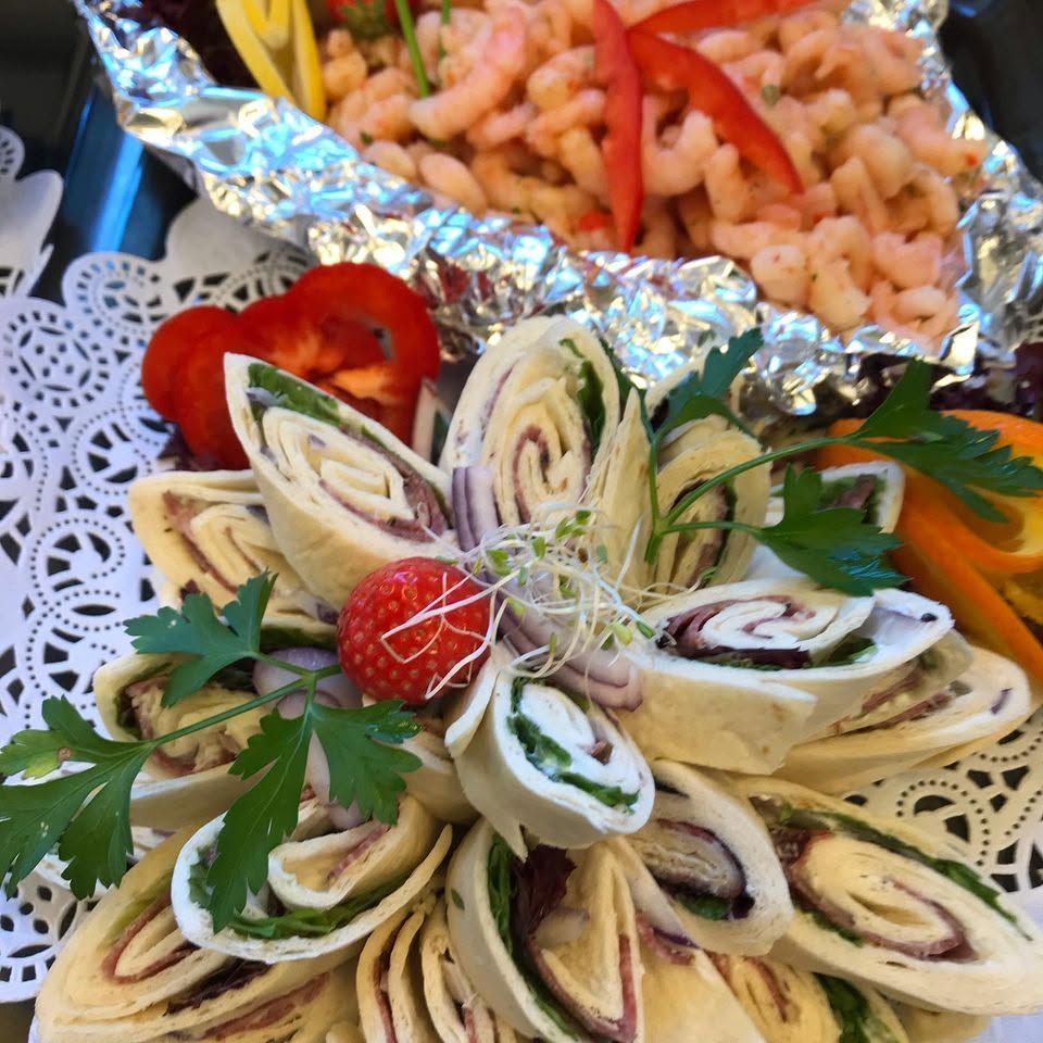 Fat med wraps, reker og grønnsaker