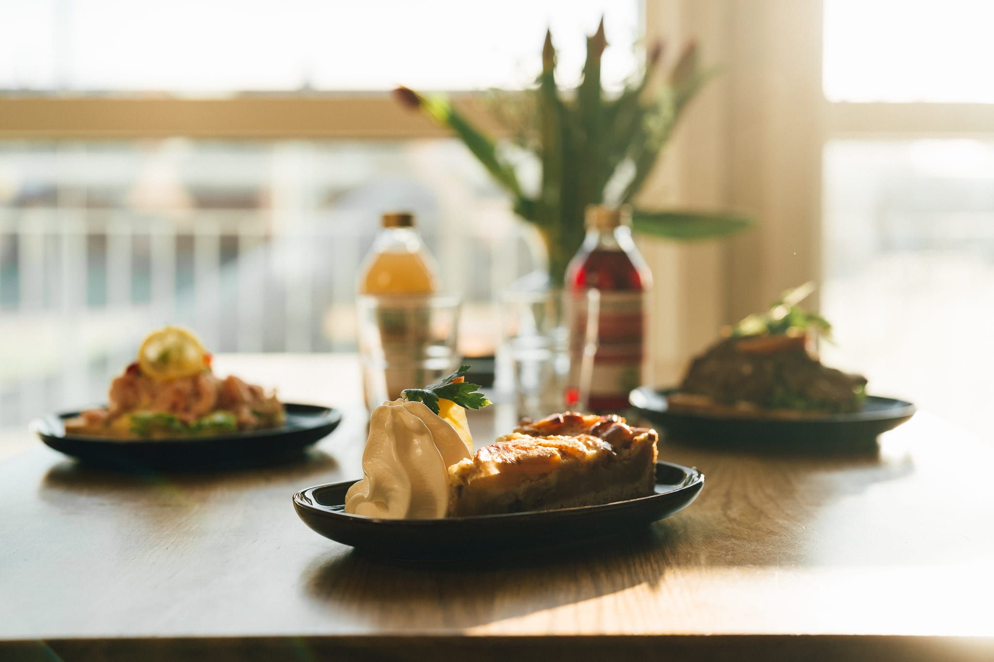 Serverte retter og drikke på bordet i GP Café på Tysværtunet kulturhus